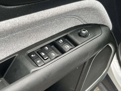 Used 2024 Jeep Compass Latitude image 17