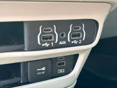 Used 2022 Chrysler Pacifica Touring-L FWD image 31