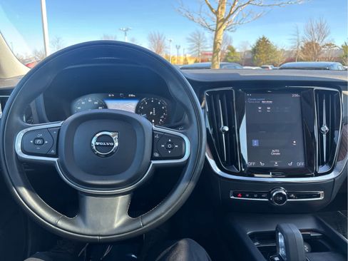 Used 2022 Volvo S60 B5 Momentum FWD image 8