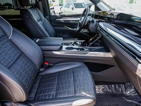 Used 2025 Cadillac Escalade ESV V AWD/4WD image 18