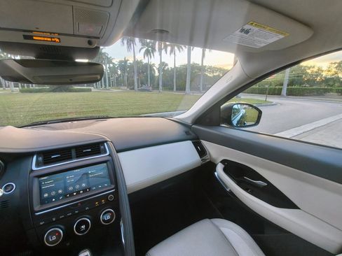 Used 2018 Jaguar E-PACE S image 9