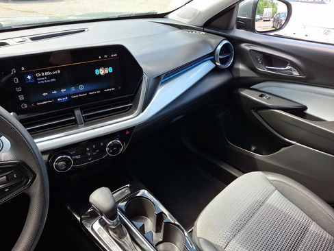 Used 2025 Chevrolet Trax LT FWD image 25