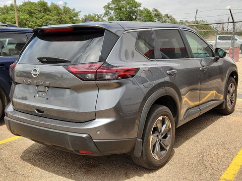 Used 2026 Nissan Rogue SV FWD image 3