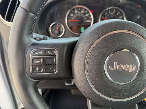 Used 2015 Jeep Wrangler Unlimited Rubicon w/ Connectivity Group AWD/4WD image 27