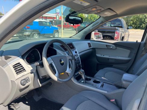 Used 2011 Chevrolet Traverse LT image 9