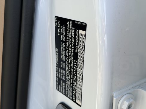 Certified 2025 Porsche Macan AWD/4WD image 35
