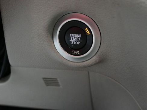 Used 2023 Chrysler Pacifica Limited FWD image 33