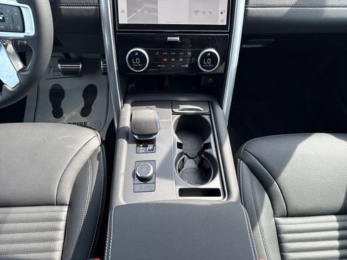 Certified 2025 Land Rover Discovery Dynamic SE AWD/4WD image 26