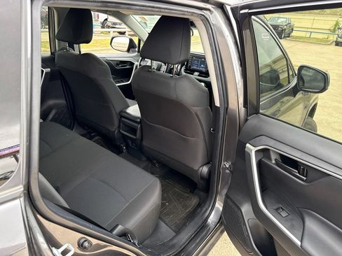 Used 2021 Toyota RAV4 LE FWD image 13