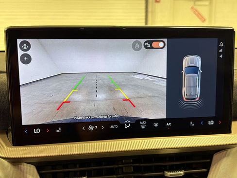 Used 2025 Ford Explorer Active image 25