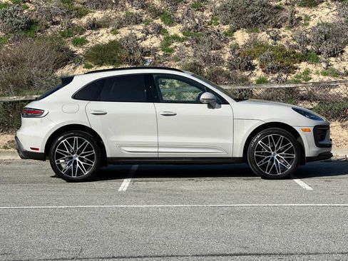 Certified 2025 Porsche Macan image 9