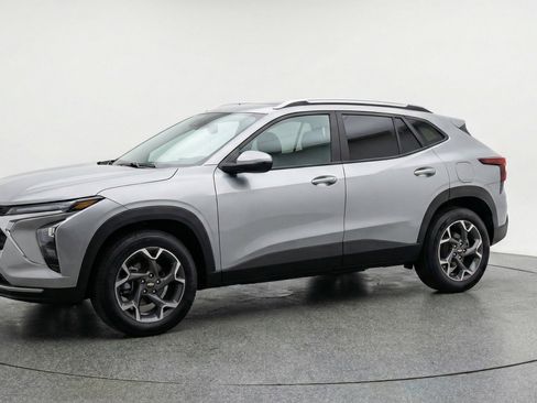 Used 2025 Chevrolet Trax LT w/ LT Convenience Package FWD image 3