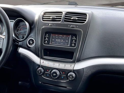 Used 2019 Dodge Journey SE FWD image 7