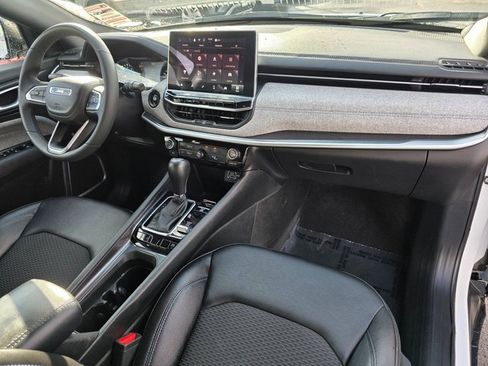 Used 2024 Jeep Compass Latitude image 9