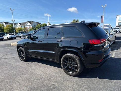 Used 2018 Jeep Grand Cherokee Altitude RWD image 4