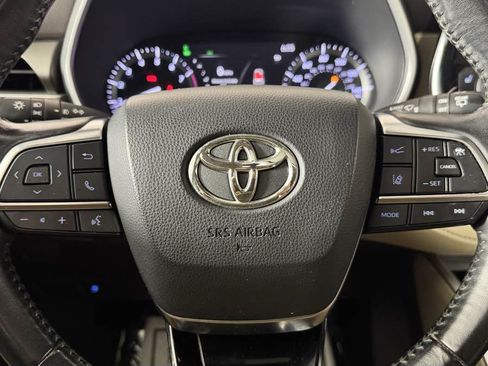 Used 2020 Toyota Highlander XLE AWD/4WD image 16