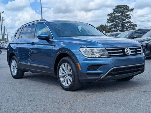 Used 2018 Volkswagen Tiguan SE w/ Panoramic Sunroof Package image 3