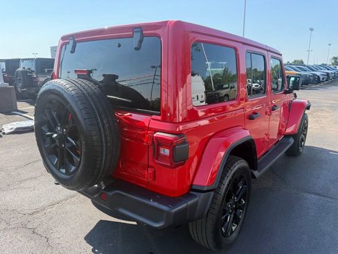 Used 2025 Jeep Wrangler Unlimited Sahara AWD/4WD image 3