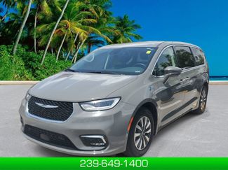 Used 2022 Chrysler Pacifica Touring-L w/ Uconnect Theater Family Group FWD video 1