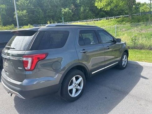 Used 2017 Ford Explorer XLT AWD/4WD image 10