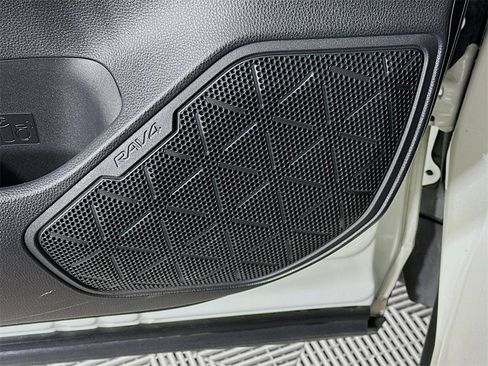 Used 2021 Toyota RAV4 XLE Premium image 22