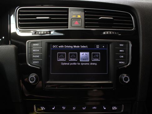 Used 2017 Volkswagen Golf R 4-Door image 44