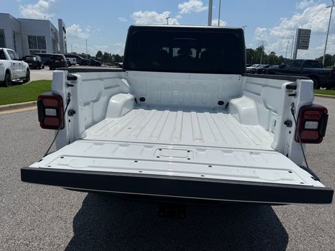 Used 2024 Jeep Gladiator Sport AWD/4WD image 18