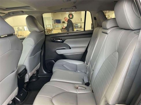 Certified 2022 Toyota Highlander XLE image 12