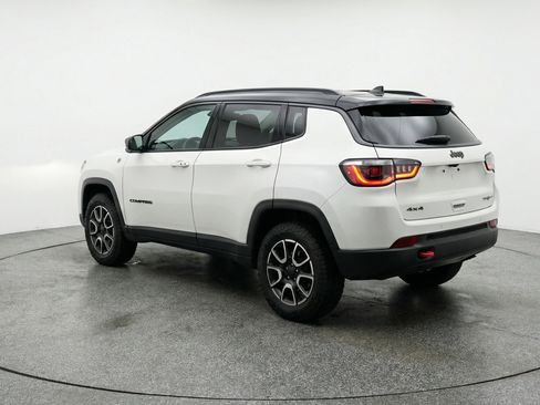 Used 2025 Jeep Compass Trailhawk image 6