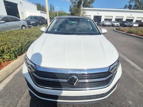 Used 2023 Volkswagen Jetta SE image 1