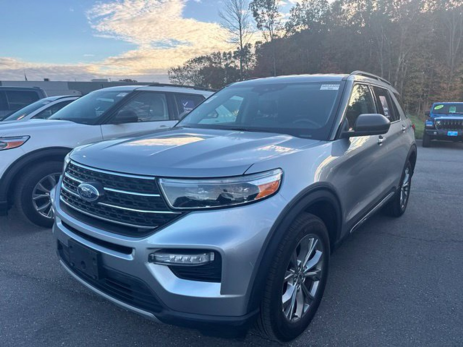 Used 2023 Ford Explorer XLT w/ Equipment Group 202A AWD/4WD image 2