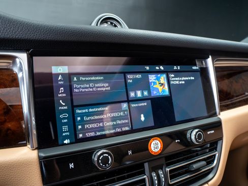 Certified 2025 Porsche Macan AWD/4WD image 26