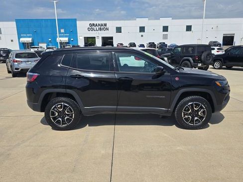 Used 2025 Jeep Compass Trailhawk image 16