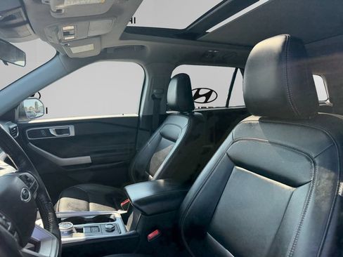 Used 2022 Ford Explorer XLT w/ Equipment Group 202A AWD/4WD image 9