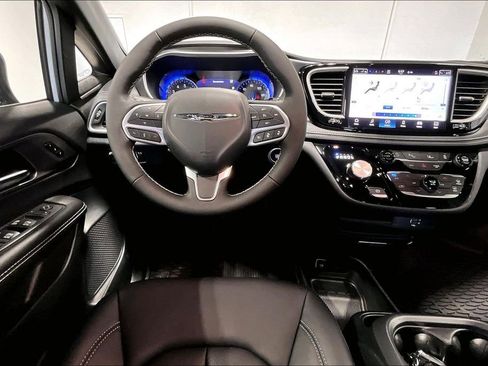 New 2026 Chrysler Pacifica Select image 12