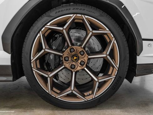 Used 2023 Lamborghini Urus Performante AWD/4WD image 9