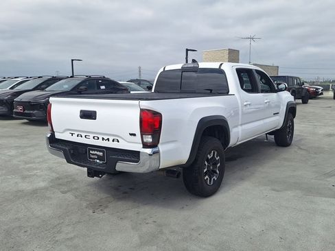 Used 2019 Toyota Tacoma TRD Off-Road AWD/4WD image 4