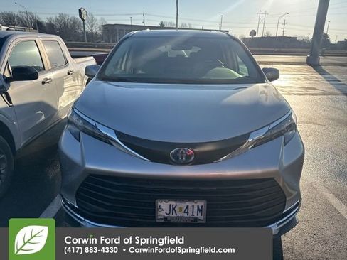 Used 2024 Toyota Sienna XLE w/ XLE Plus Package image 2