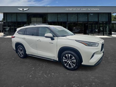 Used 2021 Toyota Highlander XLE AWD/4WD image 3