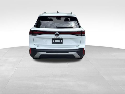 Used 2025 Volkswagen Tiguan SE FWD image 5