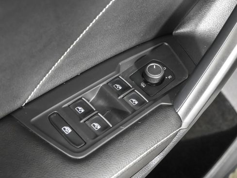 Used 2023 Volkswagen Tiguan SE image 34