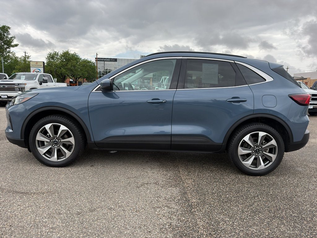 Used 2025 Ford Escape Platinum AWD/4WD image 2