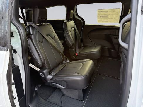 New 2026 Chrysler Pacifica Select FWD image 18
