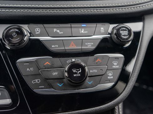 Used 2025 Chrysler Pacifica Limited FWD image 20