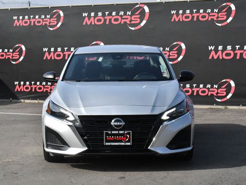 Used 2024 Nissan Altima 2.5 SV image 2