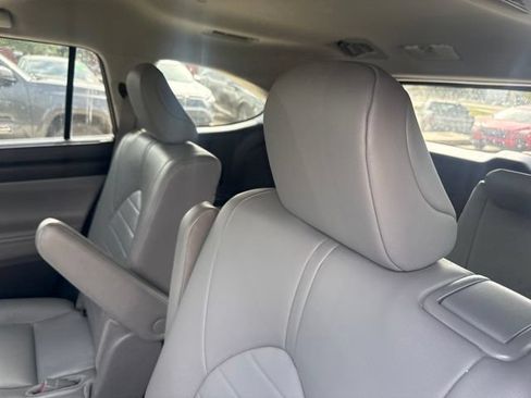 Used 2024 Toyota Highlander XLE FWD image 8