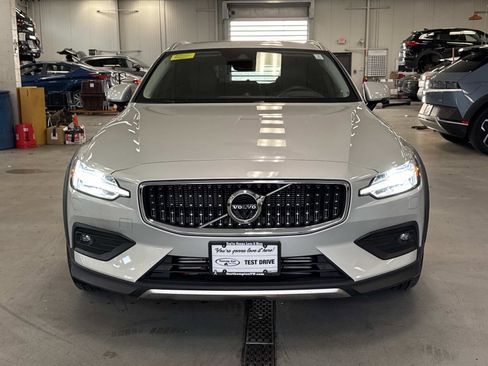 Used 2020 Volvo V60 T5 Cross Country image 2