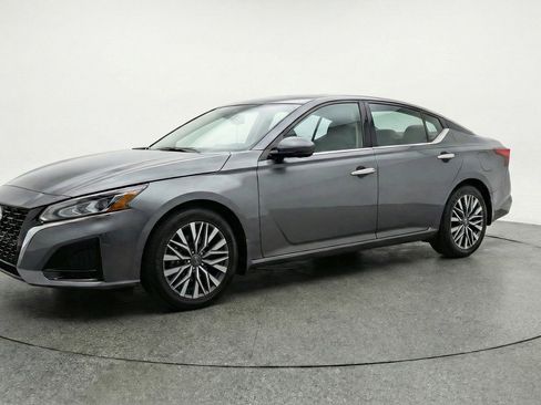 Used 2025 Nissan Altima 2.5 SV image 3