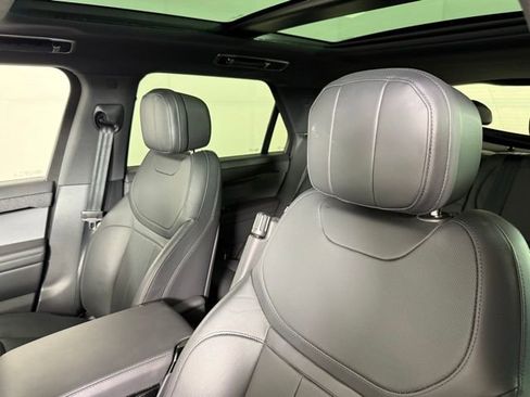 Used 2025 Land Rover Range Rover Sport SE AWD/4WD image 6