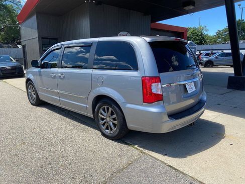 Used 2015 Chrysler Town & Country S w/ Driver Convenience Group FWD image 2